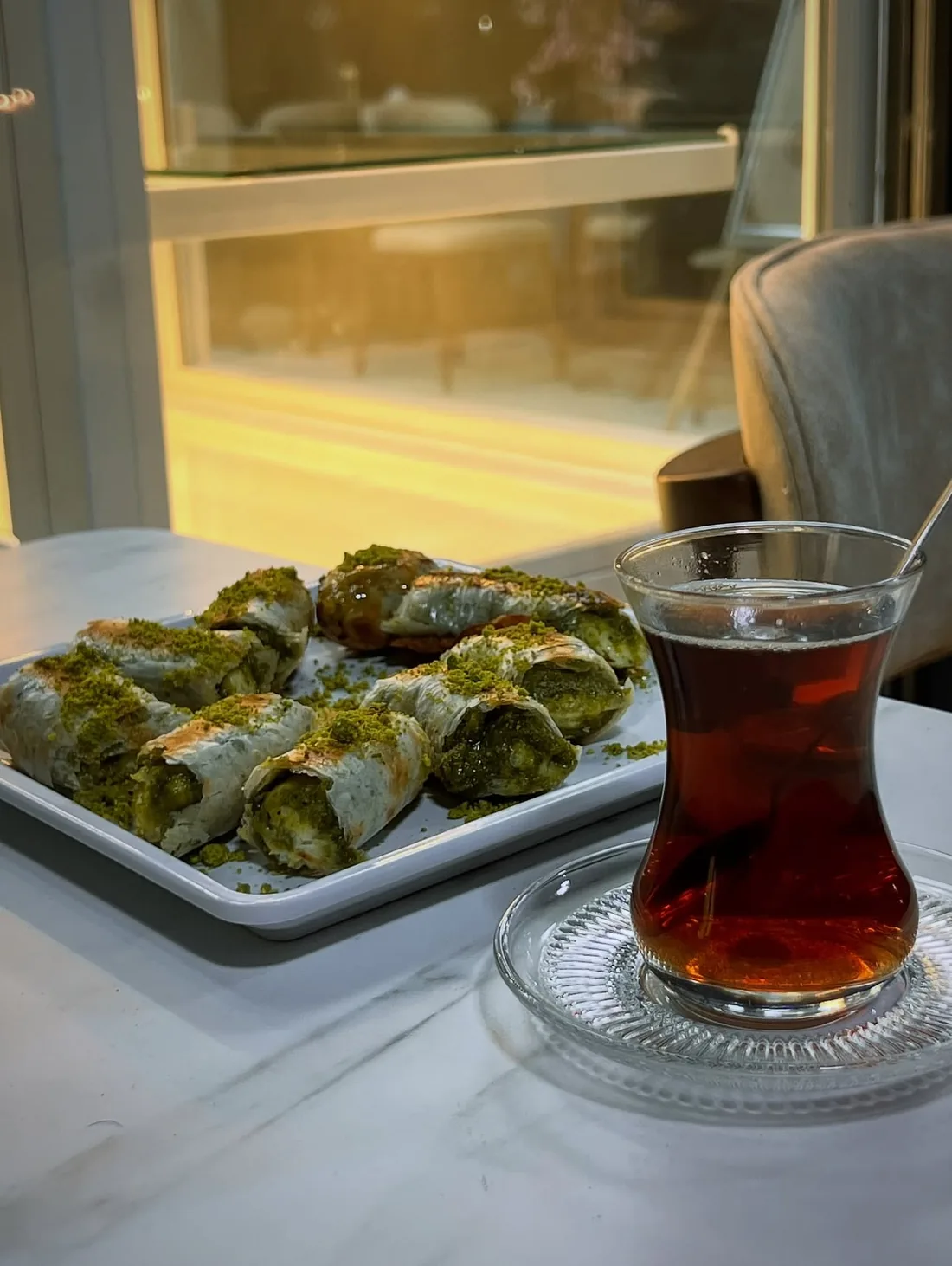 Fıstıklı sarma ve ince belli çay