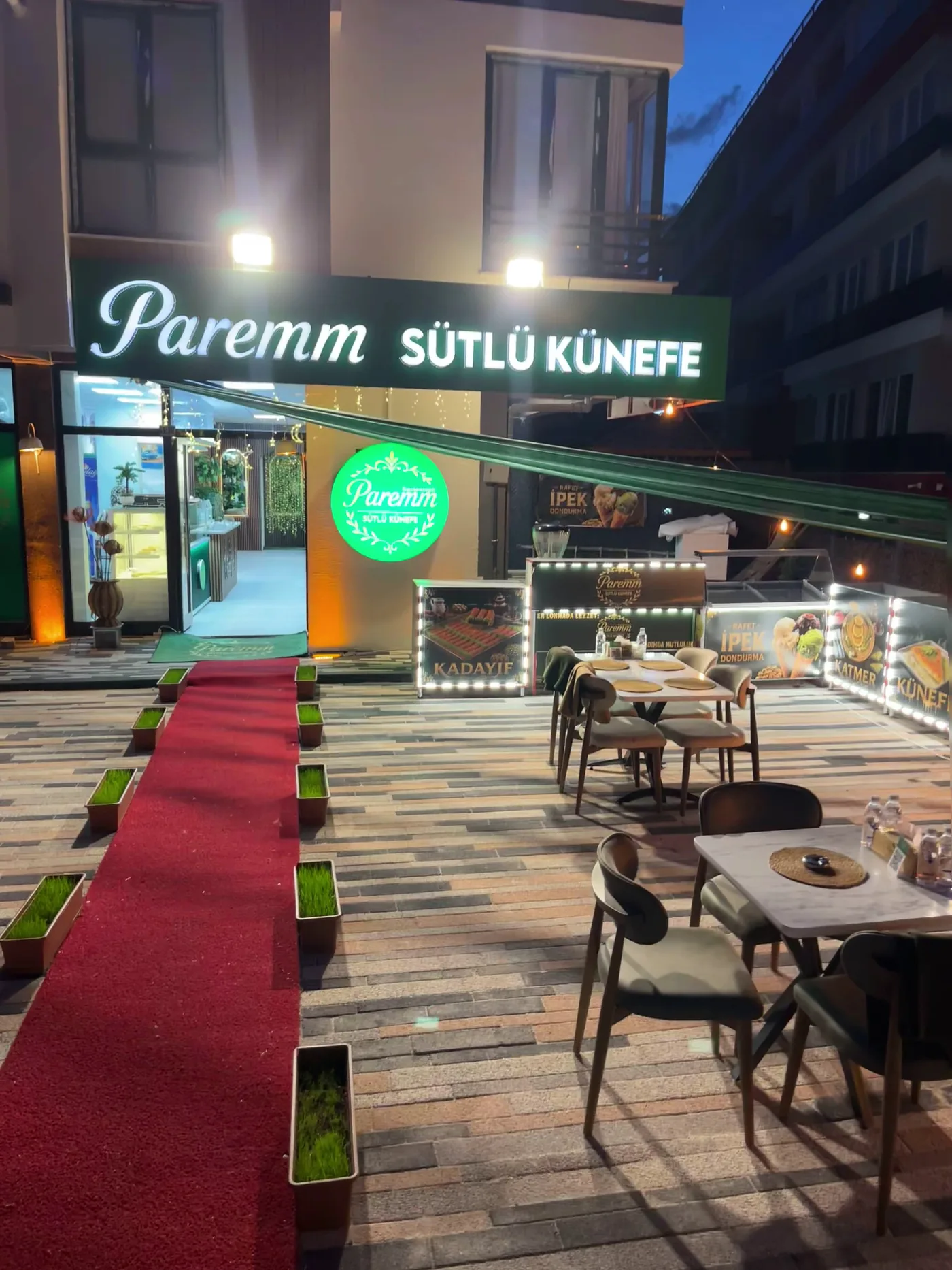 Paremm Sütlü Künefe Konya Selçuklu şubesi gece görünümü