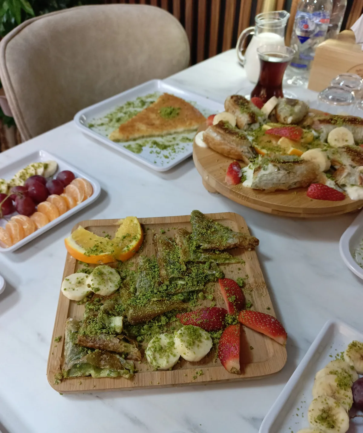 Süt ve meyve tabağı ikramıyla Paremm tatlı sofrası