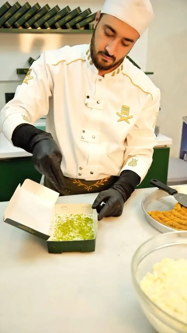 Paremm ustası künefe servisinde